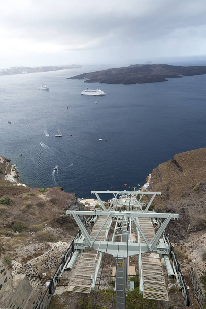 Teleférico en isla de Santorini con vista al mar
. - Foto, imagen