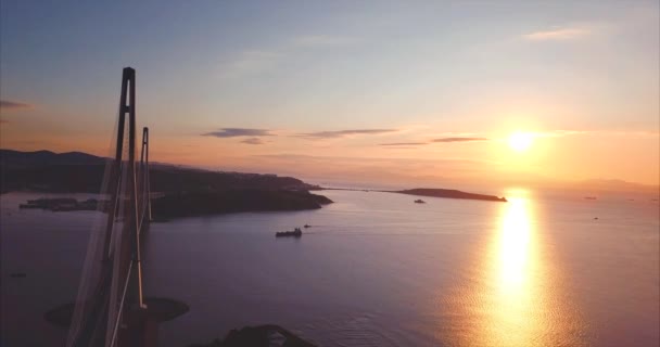 Vue aérienne de l'île russe et du pont Russky au lever du soleil. Vladivostok, Russie
 - Séquence, vidéo