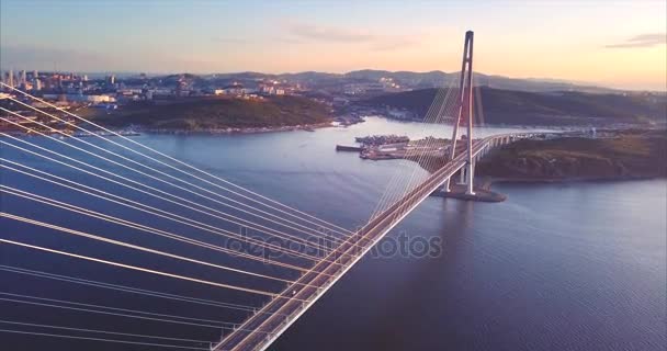 ロシア語橋の上飛んでいます。ロシアの島が背景に。日の出。ロシア - 映像、動画