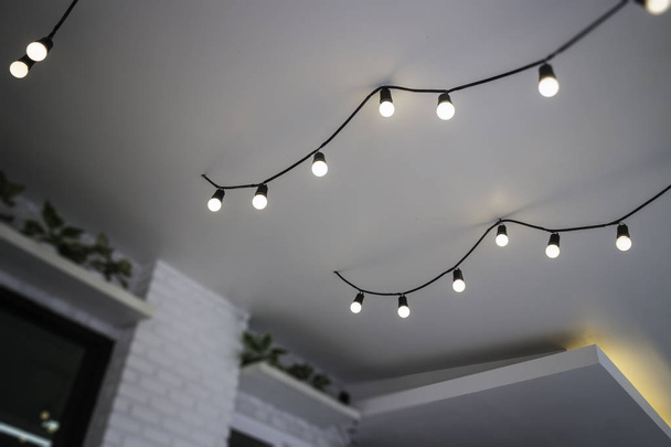 Просто потолок теплые белые лампочки
 - Фото, изображение