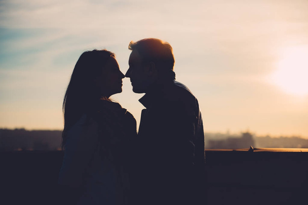 Silhouette Of Affectionate Couple - Valokuva, kuva