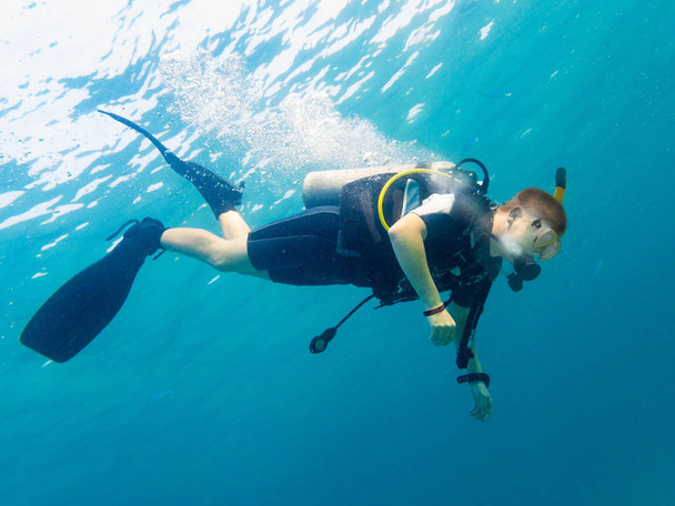Mergulhador subaquático enquanto mergulha no mar
 - Foto, Imagem