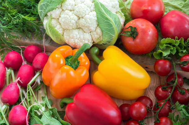 Různých druhů zeleniny, jako rajčata, květák, papriky, ředkvičky - Fotografie, Obrázek
