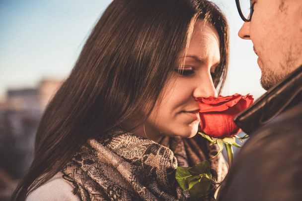 Couple avec rose rouge
 - Photo, image