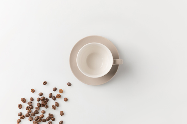 cup with coffee beans - Foto, afbeelding