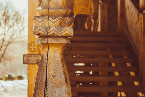 резной деревянный столб
 - Фото, изображение