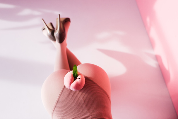 великолепная девушка с персиком
 - Фото, изображение