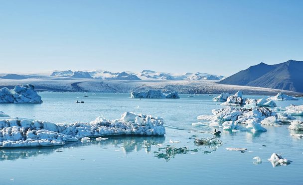 Beautiful cold landscape picture of icelandic glacier lagoon bay, - Фото, зображення