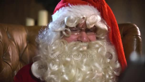 Сучасні Санта-Клауса, використовуючи планшетного ПК - Кадри, відео