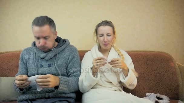 SLOW MOTION: kaveri ja tyttö aivastaa ja pyyhi räkä nenäliinalla istuu kotona sohvalla
. - Materiaali, video