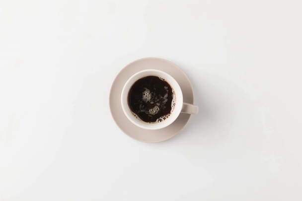 Café vertiendo en la taza - Metraje, vídeo