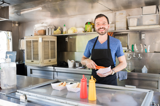 Man working in a food stand - Foto, Bild