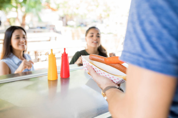 Servir des hot-dogs dans un stand de nourriture
 - Photo, image