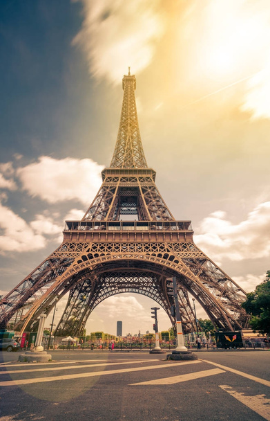 Torre Eiffel, simbolo di Parigi e punto di riferimento iconico in Francia, in una giornata di sole con raggi di sole nel cielo. Luoghi turistici famosi e mete turistiche romantiche in Europa. Concetto di vita cittadina e turismo
 - Foto, immagini