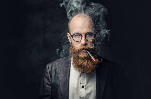 ein Mann, der Pfeife raucht  - Foto, Bild