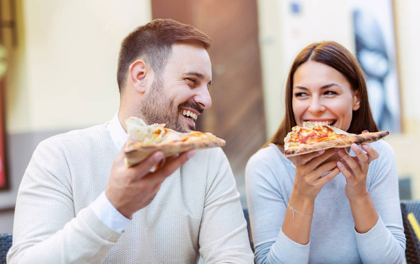 ピザを食べるカップル  - 写真・画像