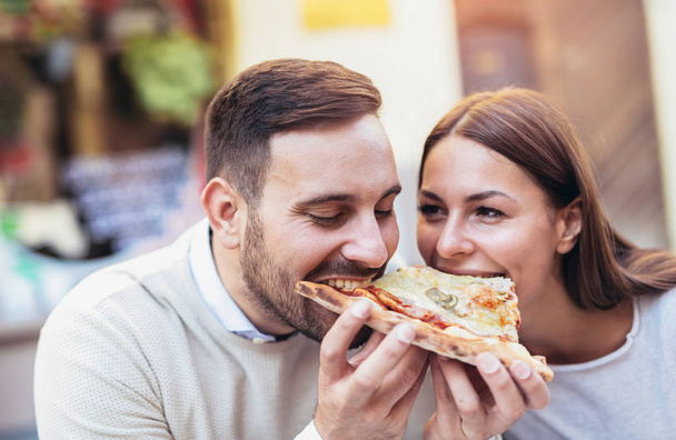 Paar isst Pizza  - Foto, Bild