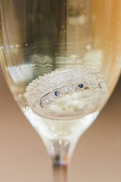 Zásnubní prsten sada uvnitř sklenku šampaňského položit návrh. - Fotografie, Obrázek