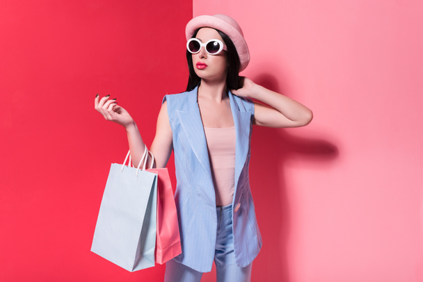 stijlvolle meisje met shopping tassen - Foto, afbeelding
