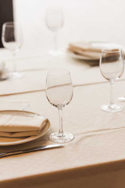 Tavola servita con bicchieri da vino e piatti
 - Foto, immagini