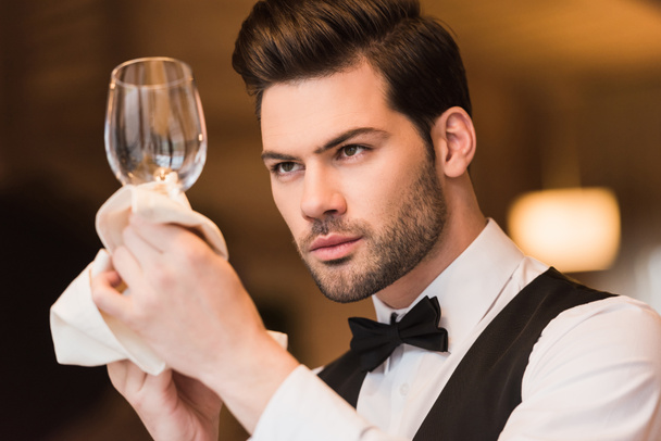 camarero mirando el vino limpio
 - Foto, imagen