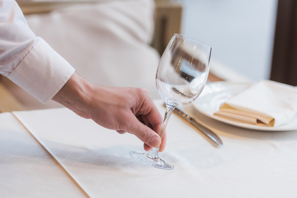 camarero poniendo vino vacío en la mesa
 - Foto, imagen