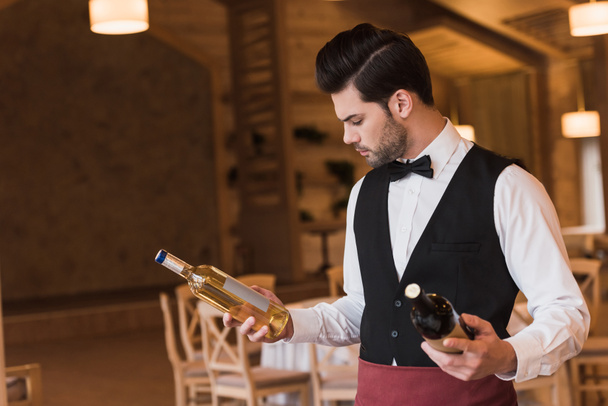 waiter choosing wine - Foto, Bild