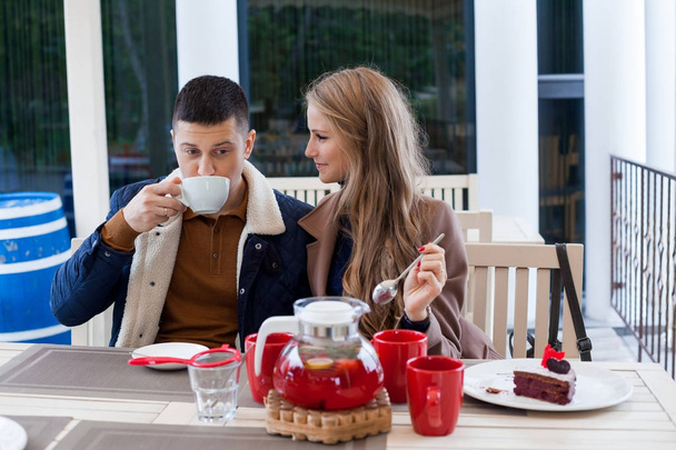 restaurant. a guy with a girl drink hot coffee and tea - Foto, imagen