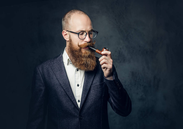 Inglês masculino fumar cachimbo
  - Foto, Imagem