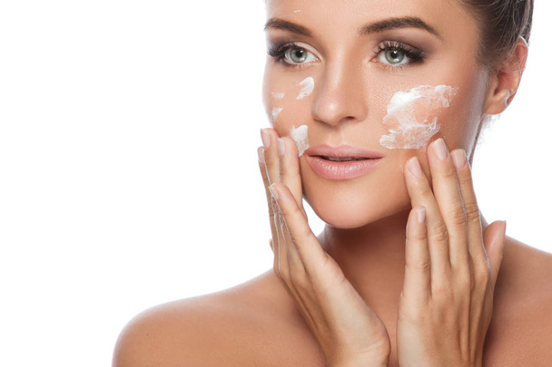 woman applying moisturizing cream - Foto, afbeelding