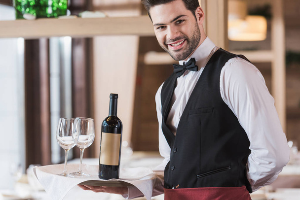 Bandeja de espera de camarero con gafas de vino y botella
 - Foto, Imagen