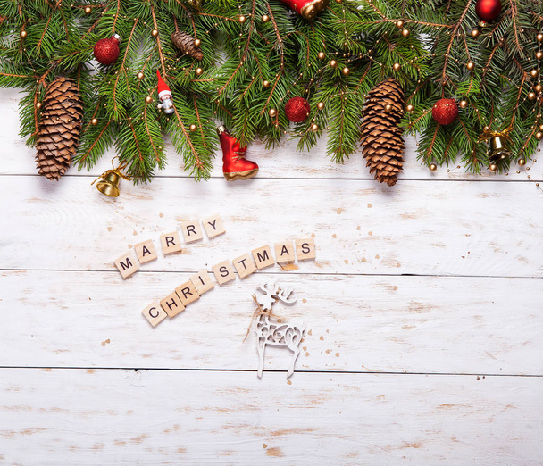 Kerstversiering, geschenken en voedsel op een witte houten achtergrond - Foto, afbeelding