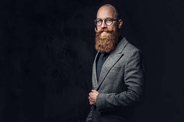 Studio portrait of redhead man - Foto, afbeelding