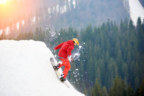 snowboarder en traje rojo
  - Foto, imagen