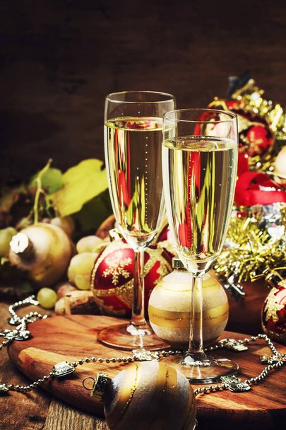 Шампанское в бокалах, новогодние или рождественские украшения, винтаж
 - Фото, изображение