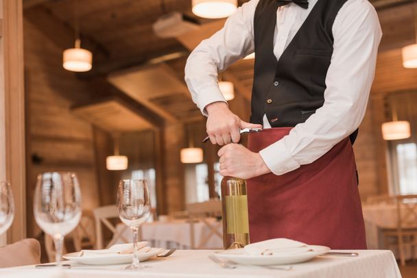 waiter opening bottle of wine - Foto, Imagem