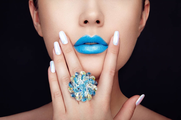 Beauty girl face close up with blue lips - Foto, immagini