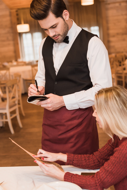 Waiter writing down the order of customer - Фото, зображення
