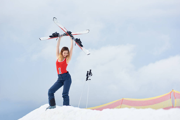 леді лижниця стоїть з лижним спорядженням
 - Фото, зображення