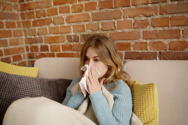 Young woman with cold, flue. - Foto, immagini