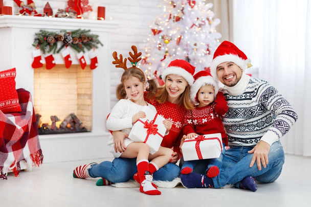 onnellinen perhe äiti isä ja lapset jouluaamuna
 - Valokuva, kuva