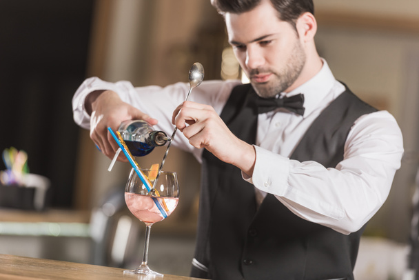 barman Dokonywanie koktajl - Zdjęcie, obraz