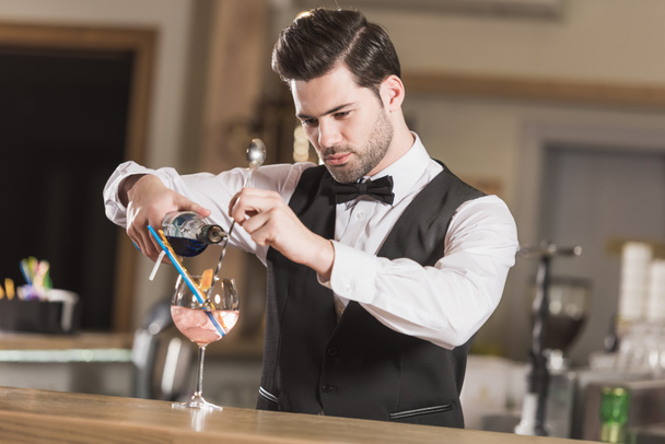 Barman maken cocktail - Foto, afbeelding