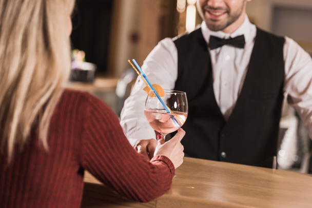 barista che dà cocktail al cliente
 - Foto, immagini