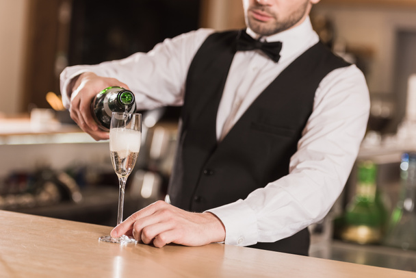 barman wlewa szampana do szklanki - Zdjęcie, obraz