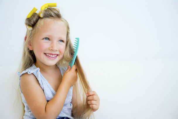 Girl taking care of her hair - Foto, Imagem