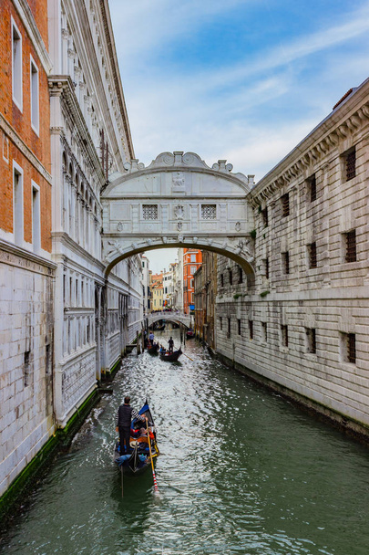 Blick auf die berühmte Seufzerbrücke in Venedig - Foto, Bild