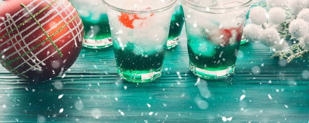 Noel tatil parti yeşil ve kırmızı içecekler - Fotoğraf, Görsel