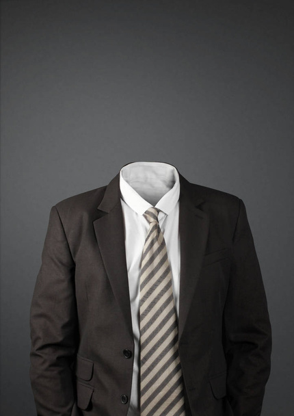 Homme d'affaires sans tête sur noir avec espace de copie
 - Photo, image