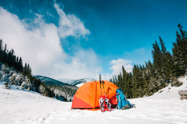 campeggio in inverno in montagna
. - Foto, immagini